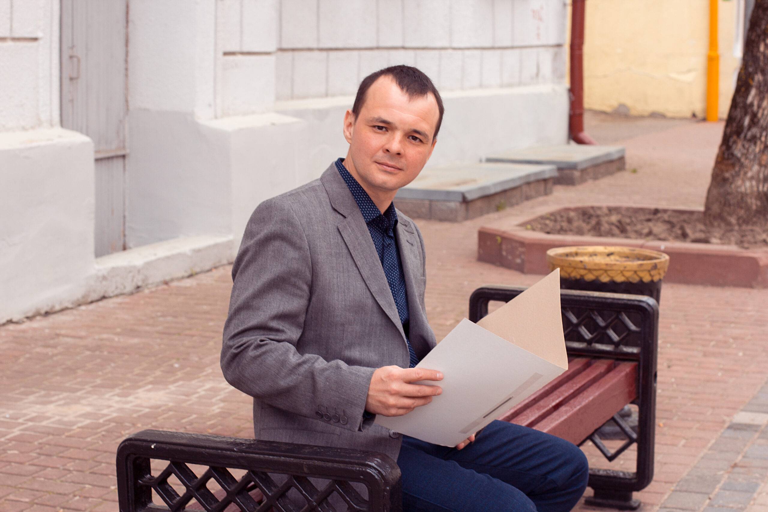 Риелтор Александр Карловский изучает документы на улицах Витебска