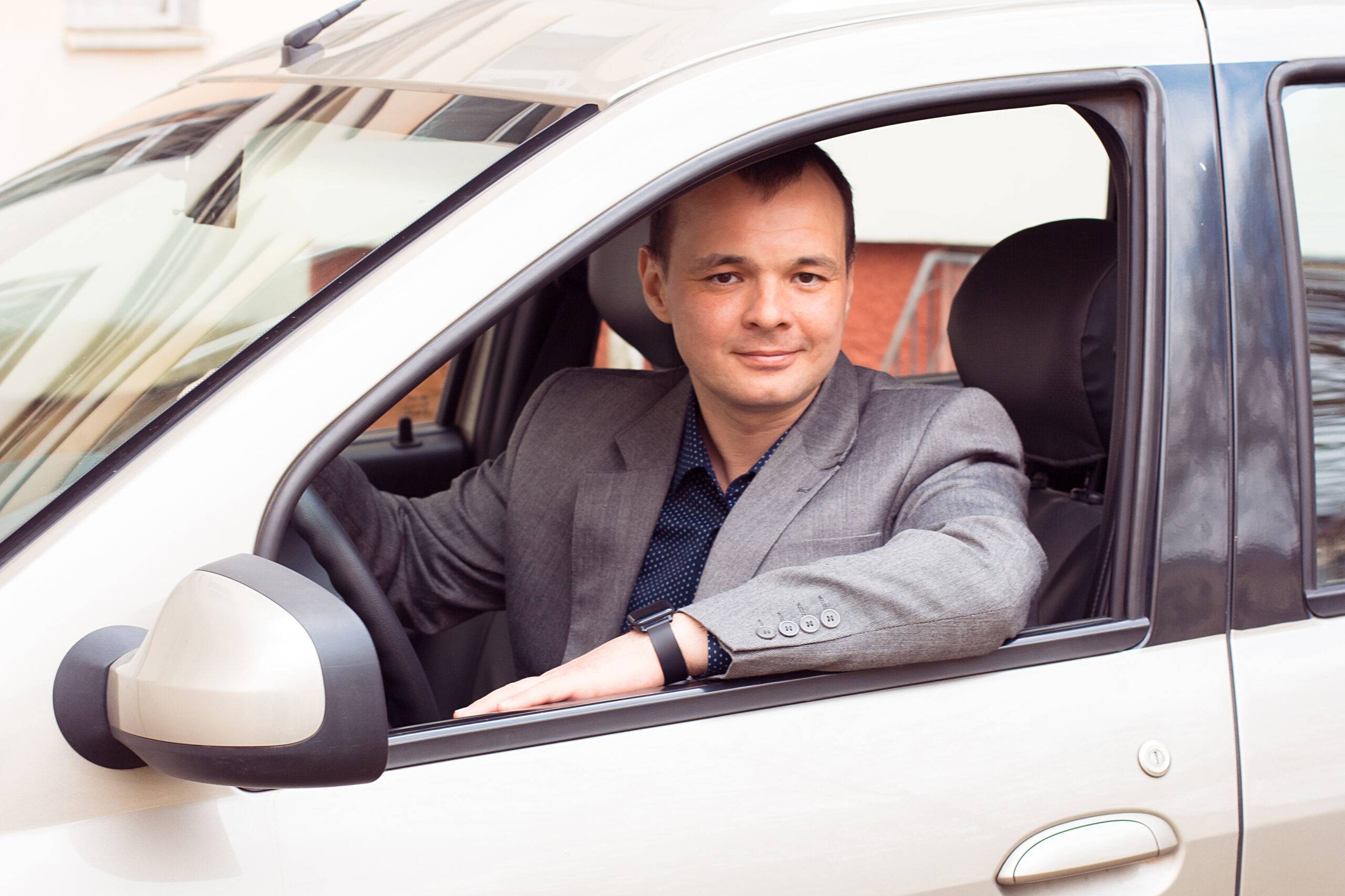 Александр Карловский сидит в автомобиле.