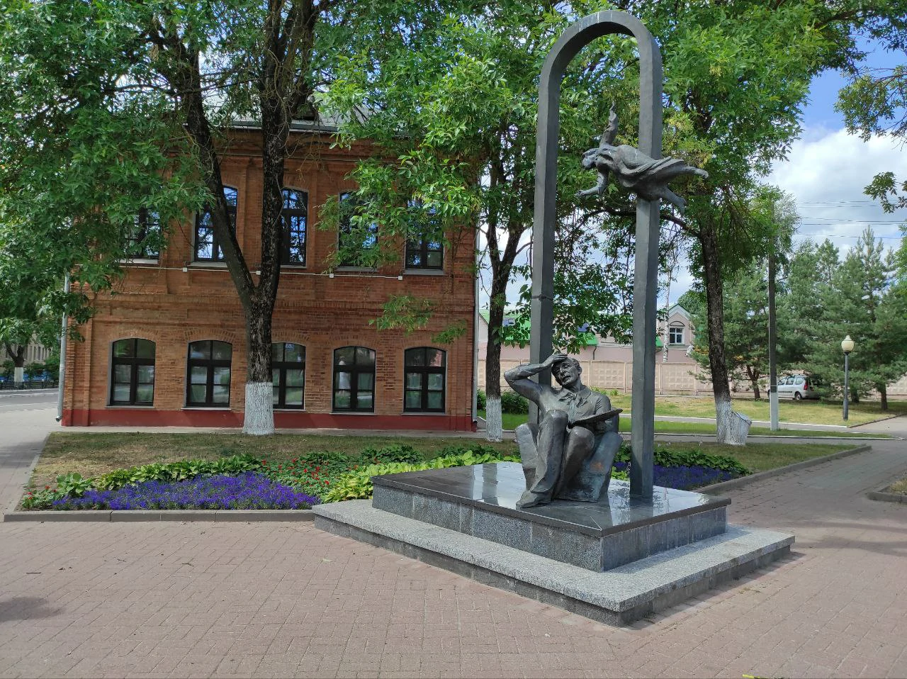 Памятник марку Шагалу в Витебске, старинный дом. Недвижимость Витебск.