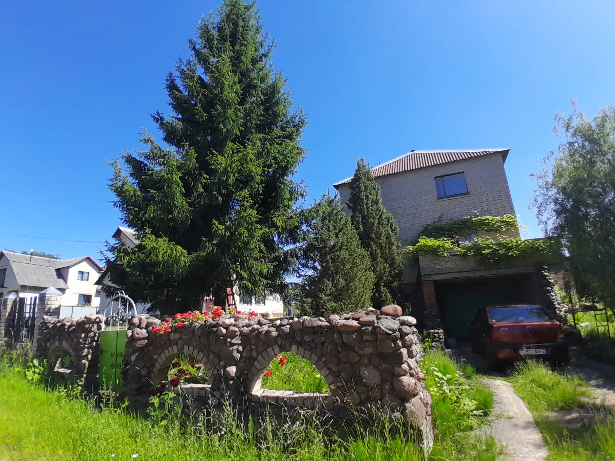  200 м2 (три уровня), жилая площадь 52 м2., а.г. Октябрьская, Витебский район. Удобное расположение относительно г. Витебска — быстрое сообщение и хорошая транспортная доступность