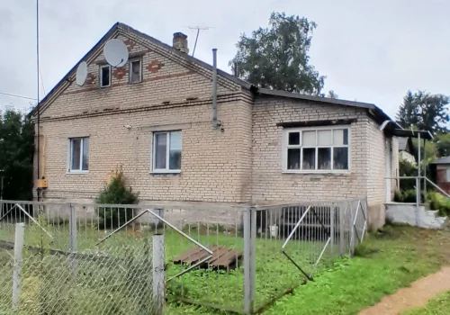 📍 Локация и дом Адрес: г. Городок, ул. Бурдыги, д. 13А Дом: одноэтажный кирпичный, 1972 г.п., всего 3 квартиры Особенность: малоэтажный дом с тихими соседями и возможностью обустройства санузла (в соседней квартире уже реализовано) 📐 Параметры квартиры Общая площадь: 60,9 м² Жилая площадь: 46,7 м² Кухня: 10,9 м² Состояние: чистое, жилое — можно заезжать и жить Окна: современные стеклопакеты во всех комнатах 🔧 Инженерные системы и коммуникации Подведена холодная вода (центральное водоснабжение) Есть система водоотведения от кухонной раковины Газ подведён, установлен исправный и обслуженный газовый котёл Работает исправная система отопления Санузел: на данный момент отсутствует, но есть реальная возможность его оборудования (в соседней квартире уже выполнено) 🌲 Почему Городок — это отличный выбор? Всего 30 км от Витебска — близко к городу, но без очередей в сады и школы Тихий, зелёный, безопасный город с развитой инфраструктурой Работают больницы, аптеки, банки, магазины, торговый центр, кафе Благоустроенные парки, современная лыжероллерная трасса международного уровня, крупный ФОК Городок называют «краем озёр» — более 110 водоёмов вокруг, леса и реки для охоты, рыбалки и отдыха на природе 📞 Записаться на просмотр и консультацию Если вы ищете, где купить квартиру в Городке Витебской области недорого, обращайтесь — помогу подобрать оптимальный вариант и сопровождать сделку от просмотра до получения ключей. Риэлтор Витебск Александр Карловский — ваш надёжный партнёр в мире недвижимости.
